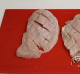 एक फ्राइंग पैन में रसदार चिकन स्तन - गुप्त नुस्खा